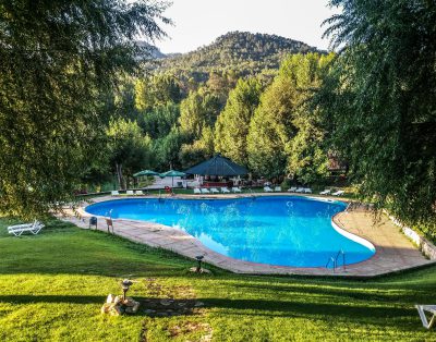 Belle piscine, terrasse et jardin avec vue mer