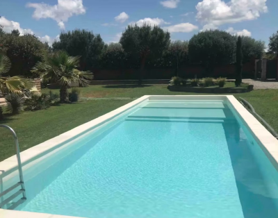 Grande piscine privée pour vos journées détente